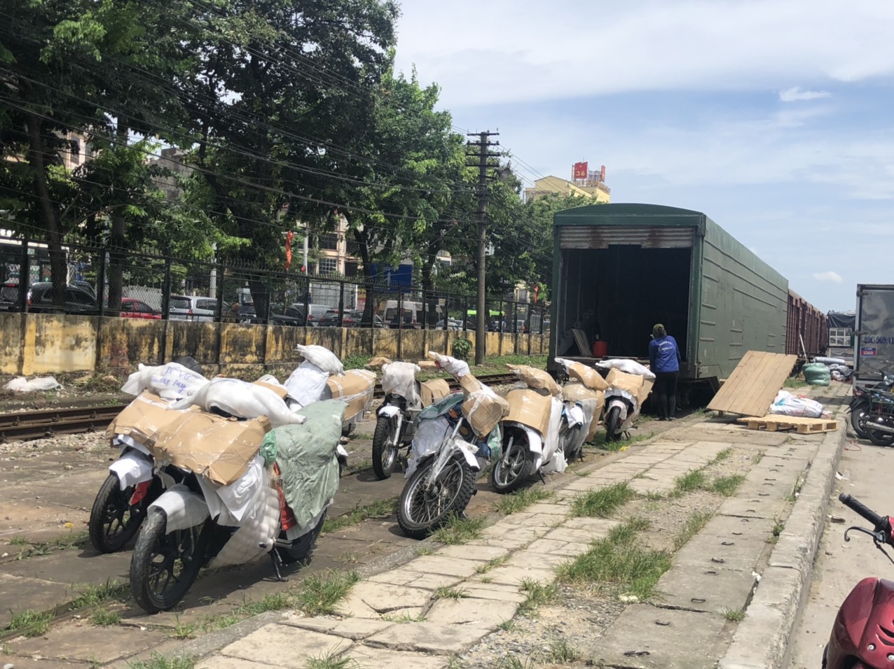 Gửi xe máy từ Hà Nội vào Sài Gòn bằng tàu hỏa
