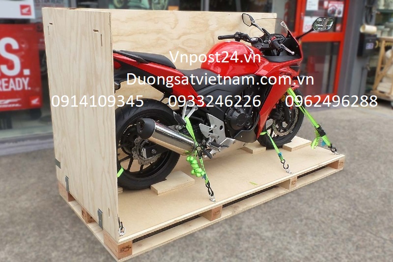 Xe máy được đóng gói bằng thùng gỗ để tránh trầy xước khi vận chuyển (Nguồn: Vnpost24h.vn)